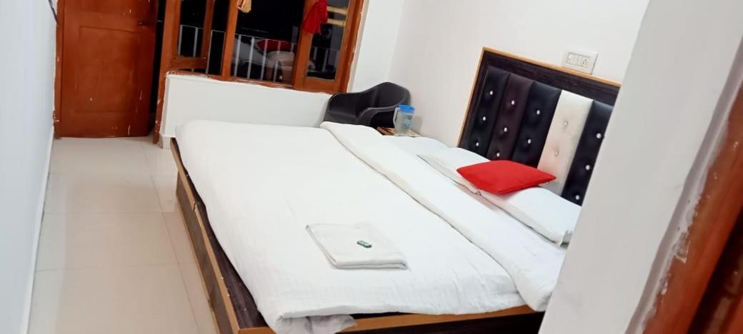Sandeep Home Stay Мак-Леод-Гейндж Экстерьер фото
